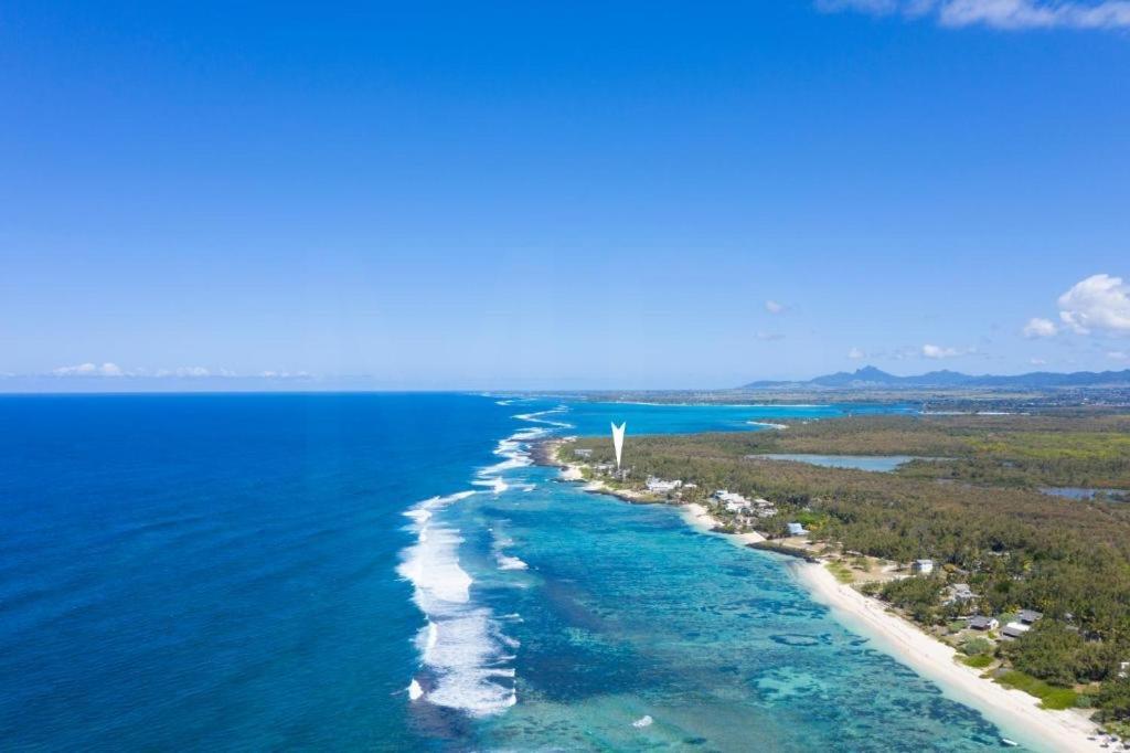 Eastern Blue Beachfront Luxury Apartment Poste Lafayette Bagian luar foto